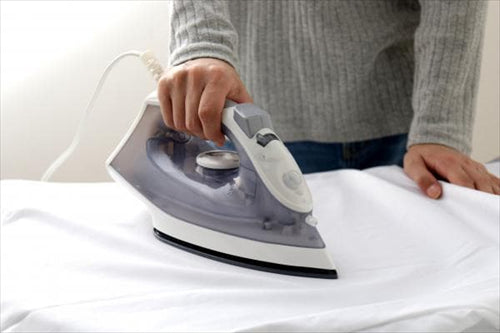 アイリスオーヤマ スチームアイロン コード付 最短30秒スピード立上 セラミック加工 2段階スチーム 霧吹き機能 スチームショット 大容量タンク グレー IRN-21C-WH